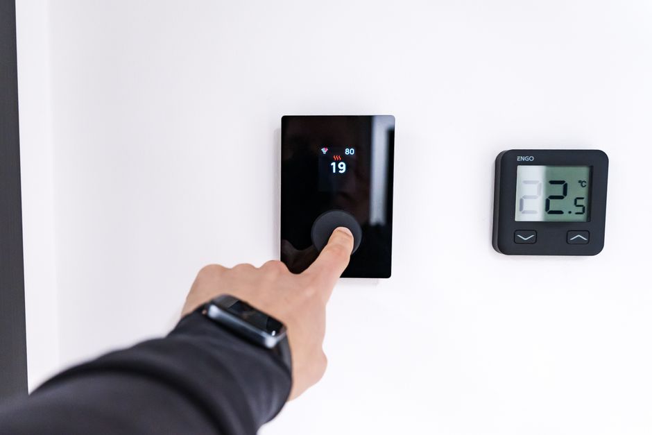 Slimme energiemeter in moderne huiskamer.