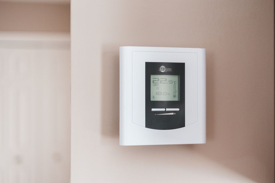 Energiebeheer app op smartphone met thermostaat.