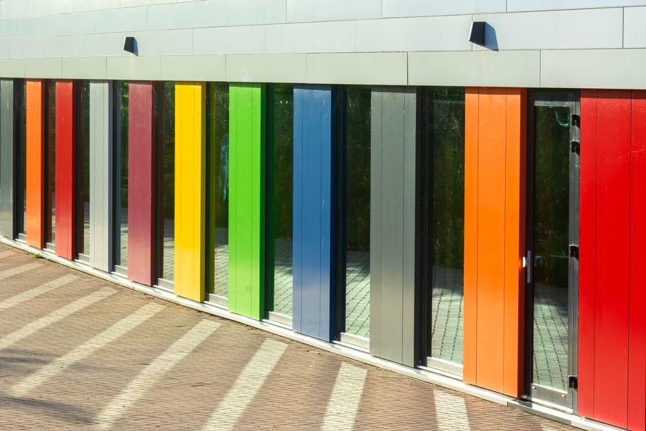 Rijkgekleurde wandpanelen verlevendigen klein toilet.
